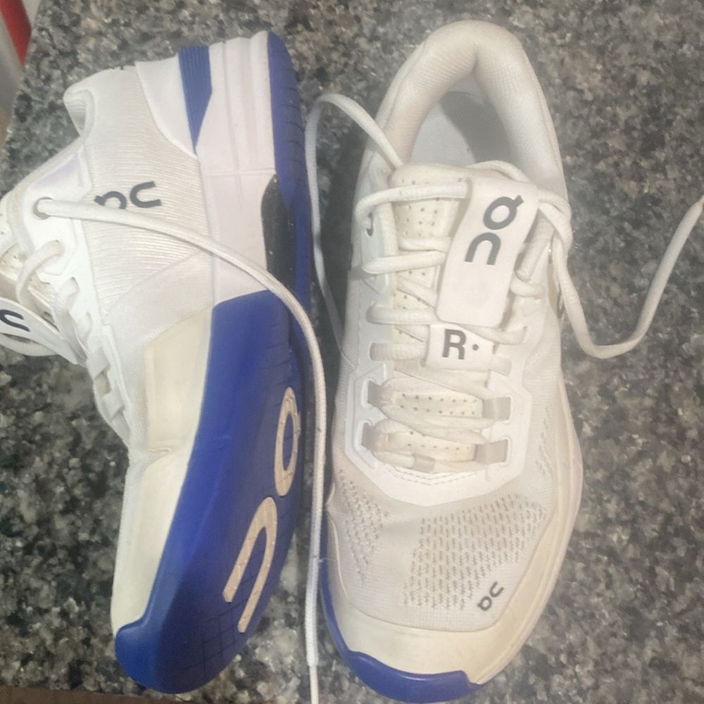 - On THE ROGER Pro -women tenis Sz 8.5 - Picture 2 of 4